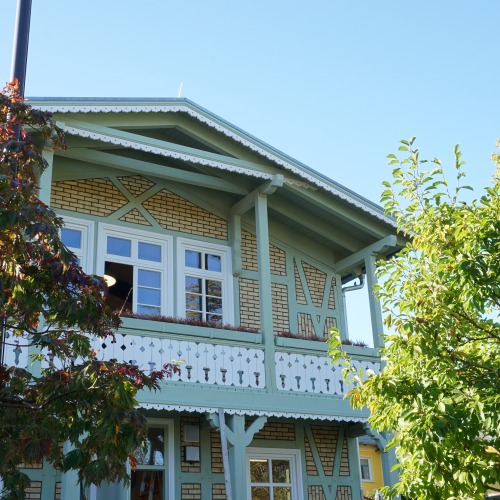 Außenansicht der Front-Giebelseite des Dorfgemeinschaftshauses mit sanierter Fassade