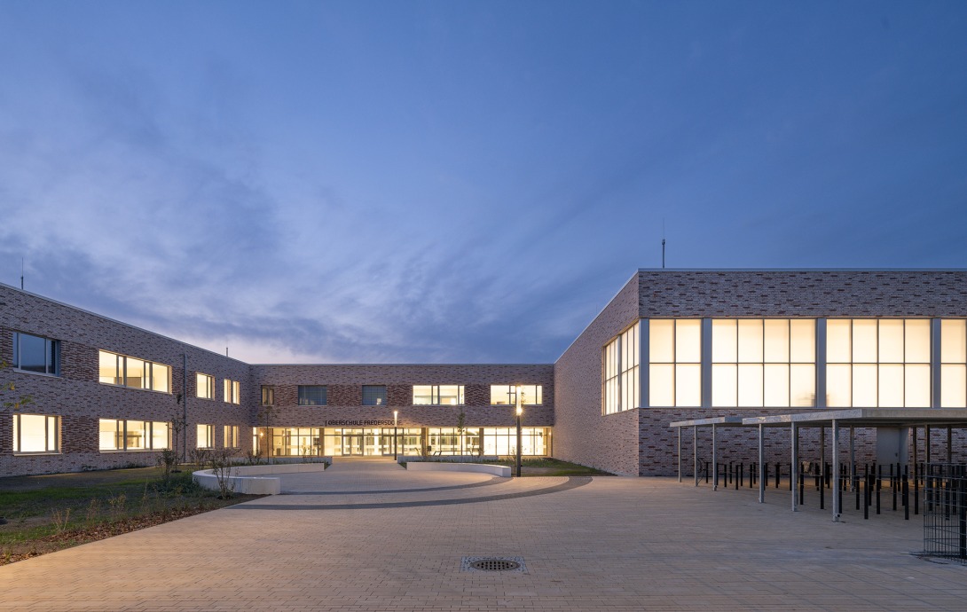 Neubau Oberschule mit Sporthalle_Außenansicht-Hof